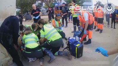 Policías municipales madrileños y Samur atienden a un menor apuñalado por otro en una calle de Valencia