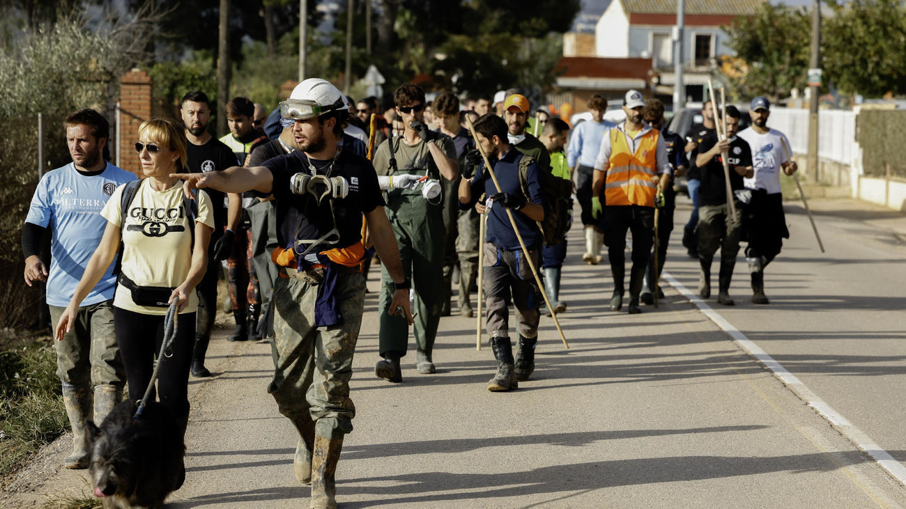 Voluntarios se dirigen a los alrededores de la localidad de Torrent para rastrear la zona en busca de cuerpos arrastrados por las riadas