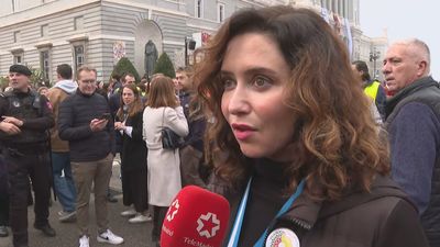 Los políticos madrileños  piden a la Virgen de la Almudena por los afectados por la DANA