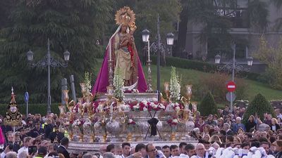 Miles de madrileños acompañan a la Virgen de la Almudena en su procesión por las calles de Madrid