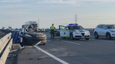 Dos muertos y cinco heridos en un accidente múltiple en Sevilla con un coche en sentido contrario