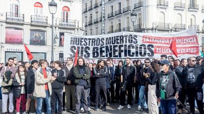 Unas 300 personas se concentran en Sol para criticar la gestión de la DANA