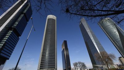 Desalojan el centro comercial Caleido por un incendio en el túnel de las Cuatro Torres de Madrid