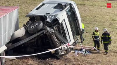 Herido un camionero tras salirse de la vía y volcar en la A-5, en Navalcarnero