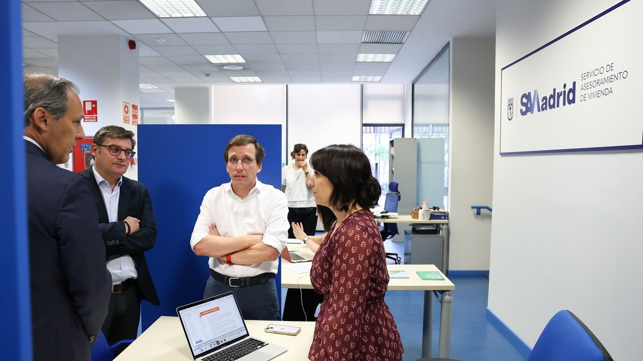 l alcalde de Madrid, José Luis Martínez-Almeida (d), durante la inauguración de una oficina del Servicio de Asesoramiento de Vivienda (SAVMadrid) en el distrito de Centro