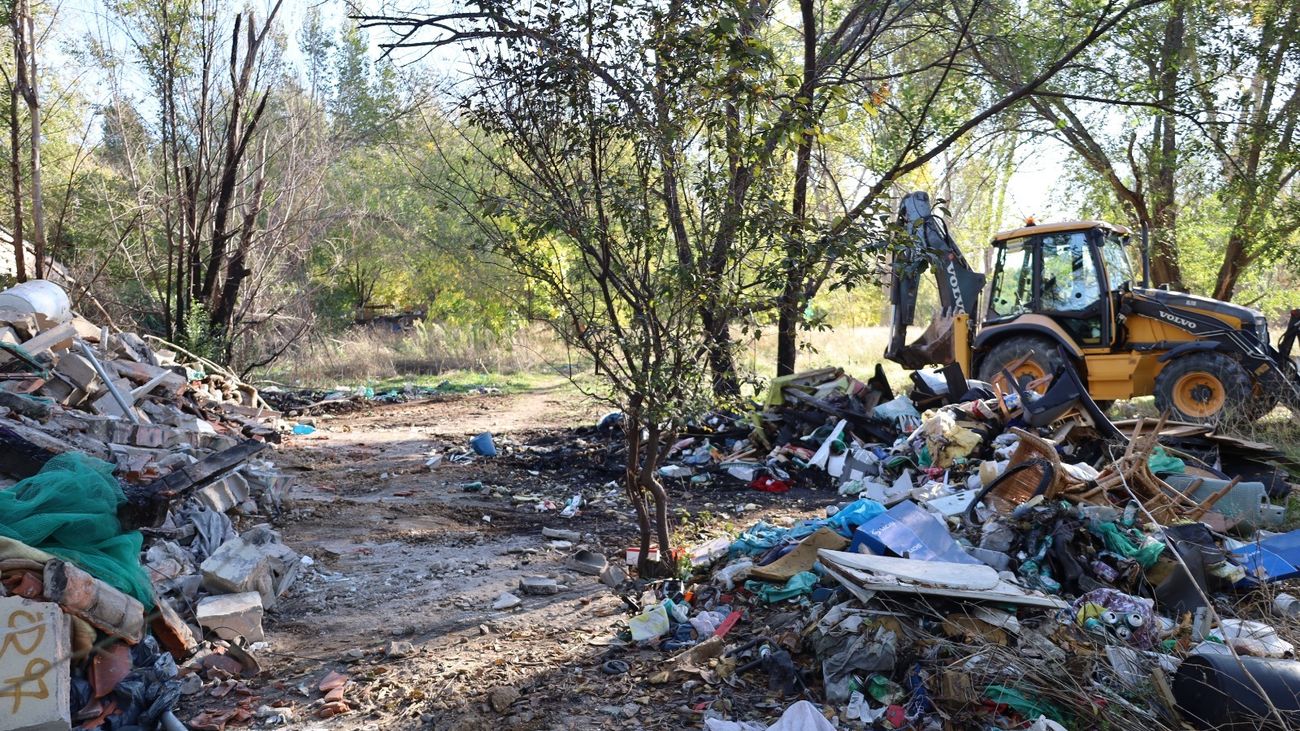 Una excavadora en medio de los restos del poblado de la Dehesa del Batán, en Alcalá de Henares