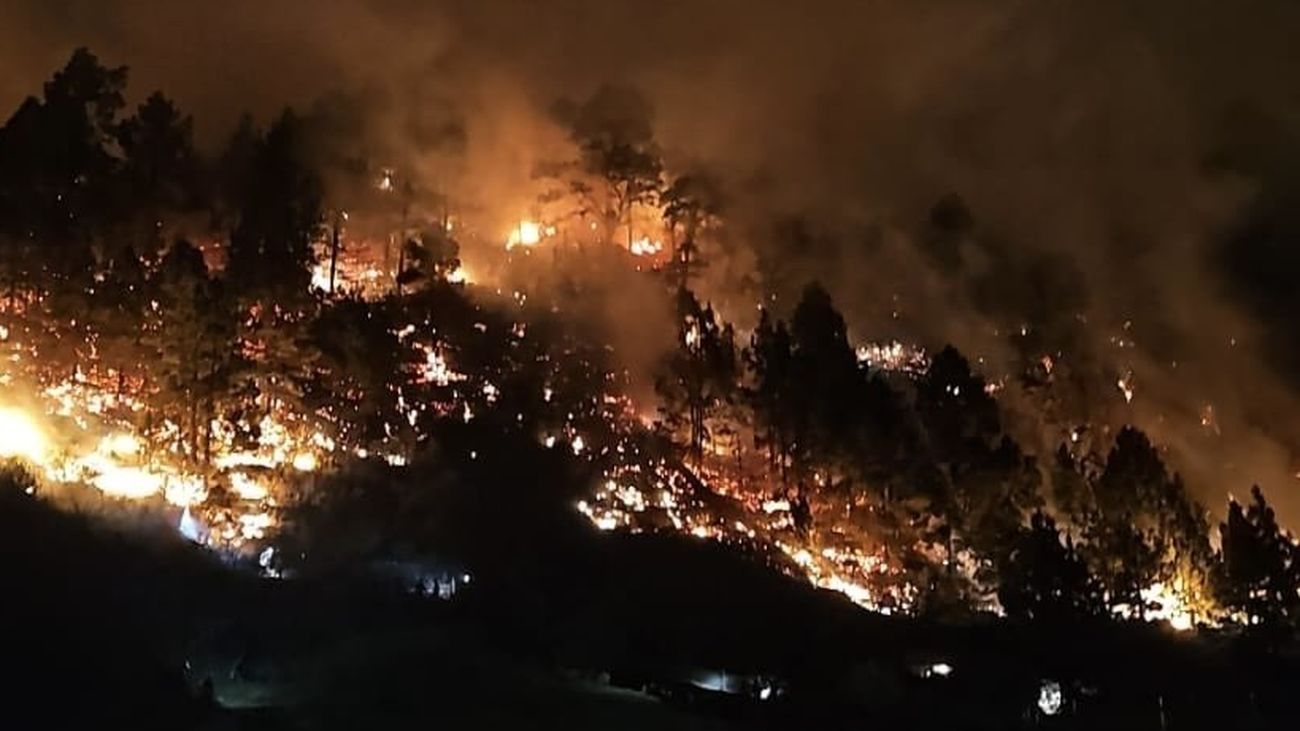 200 personas evacuadas por un incendio forestal en La Palma