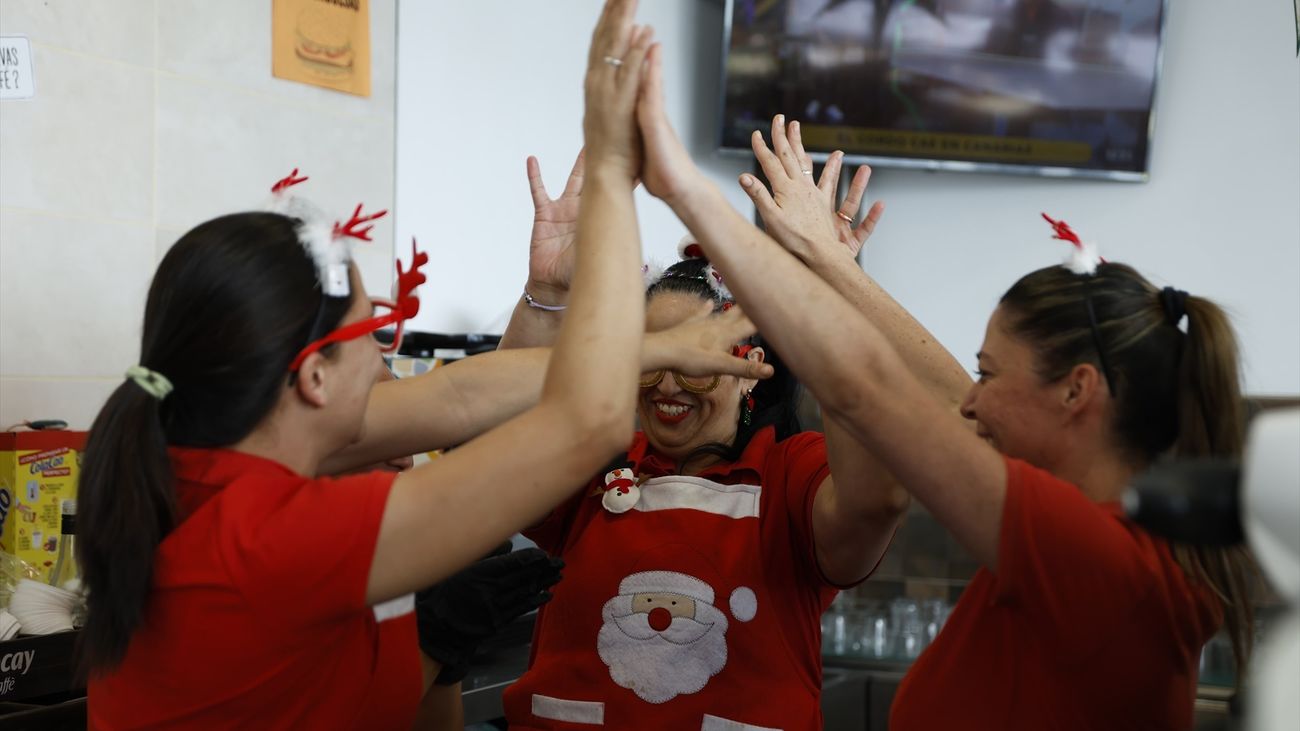 Varias personas celebran un premio de la Lotería de Navidad