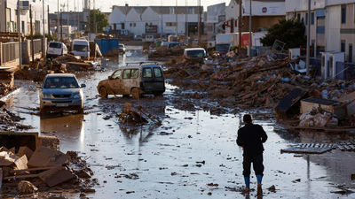 Desalojan a unas 100 personas de un edificio de Catarroja (Valencia) afectado por la DANA