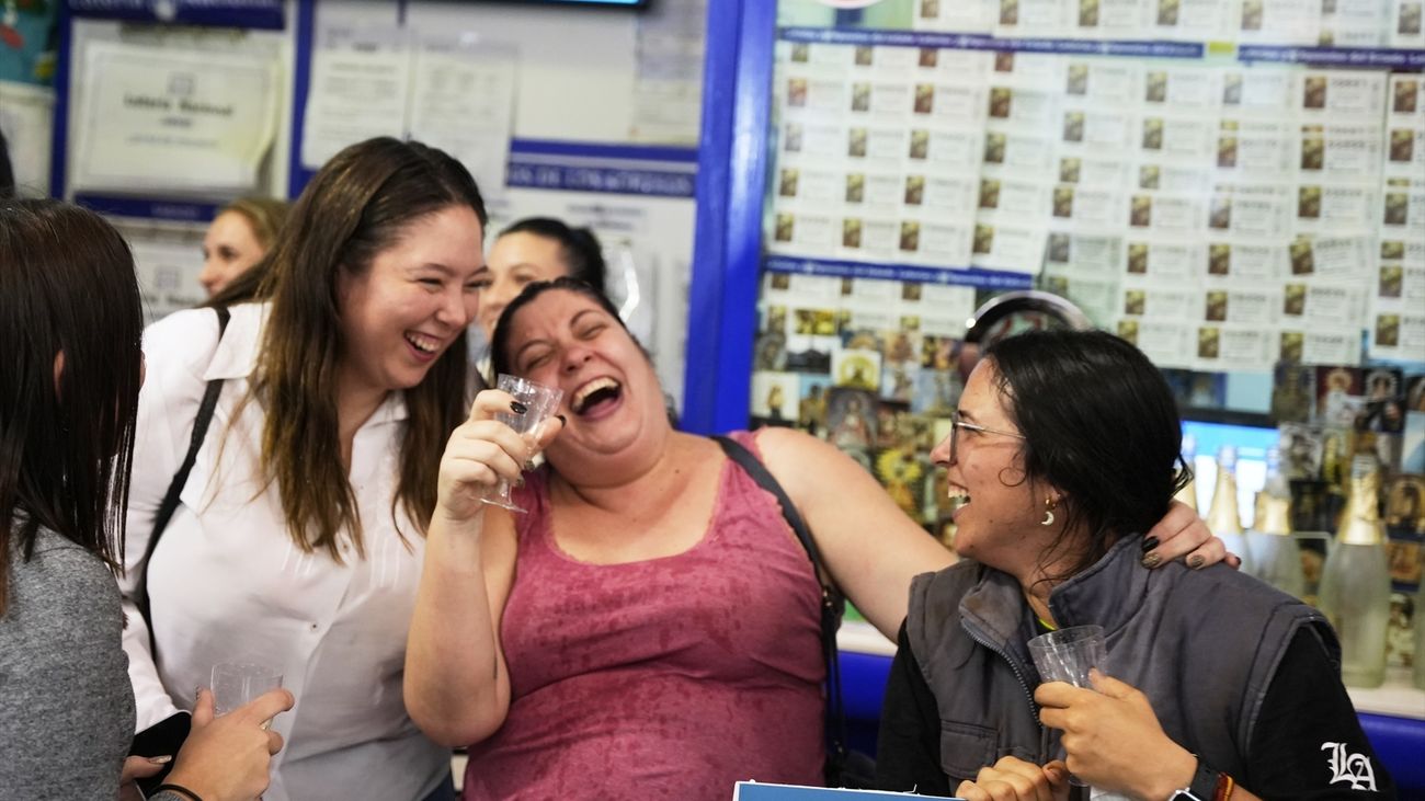 Varias personas celebran un premio de la Lotería de Navidad