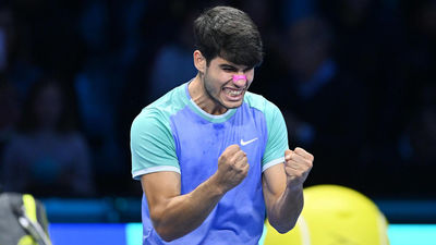 Alcaraz gana a Rublev y peleará por estar en semifinales de las Finales ATP