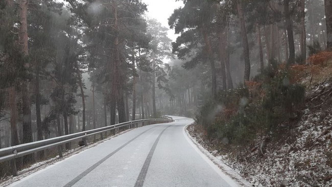 Estado de la calzada en una carretera de montaña de la Sierra de Guadarrama