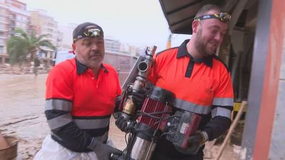 Voluntarios del Canal de Isabel II de Madrid trabajan en Paiporta para solucionar problemas de fugas de agua potable