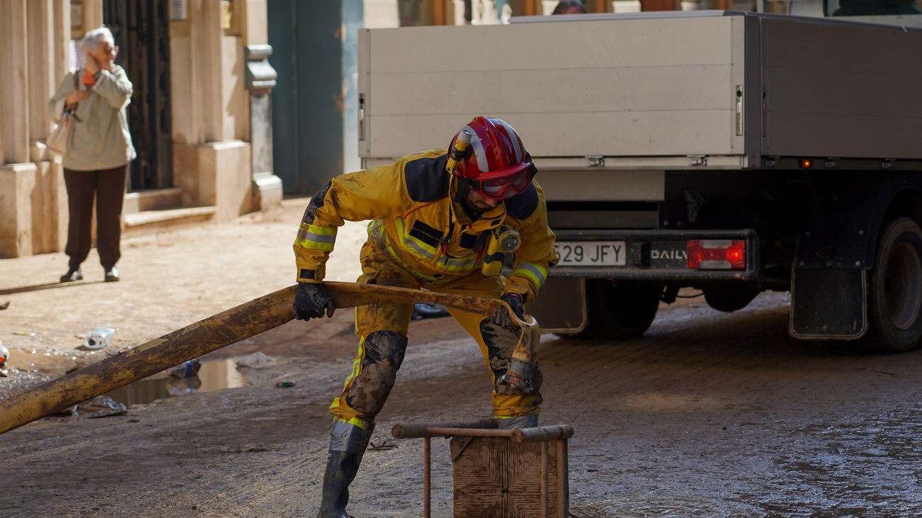 Un bombero trabaja en Valencia tras el paso de la DANA