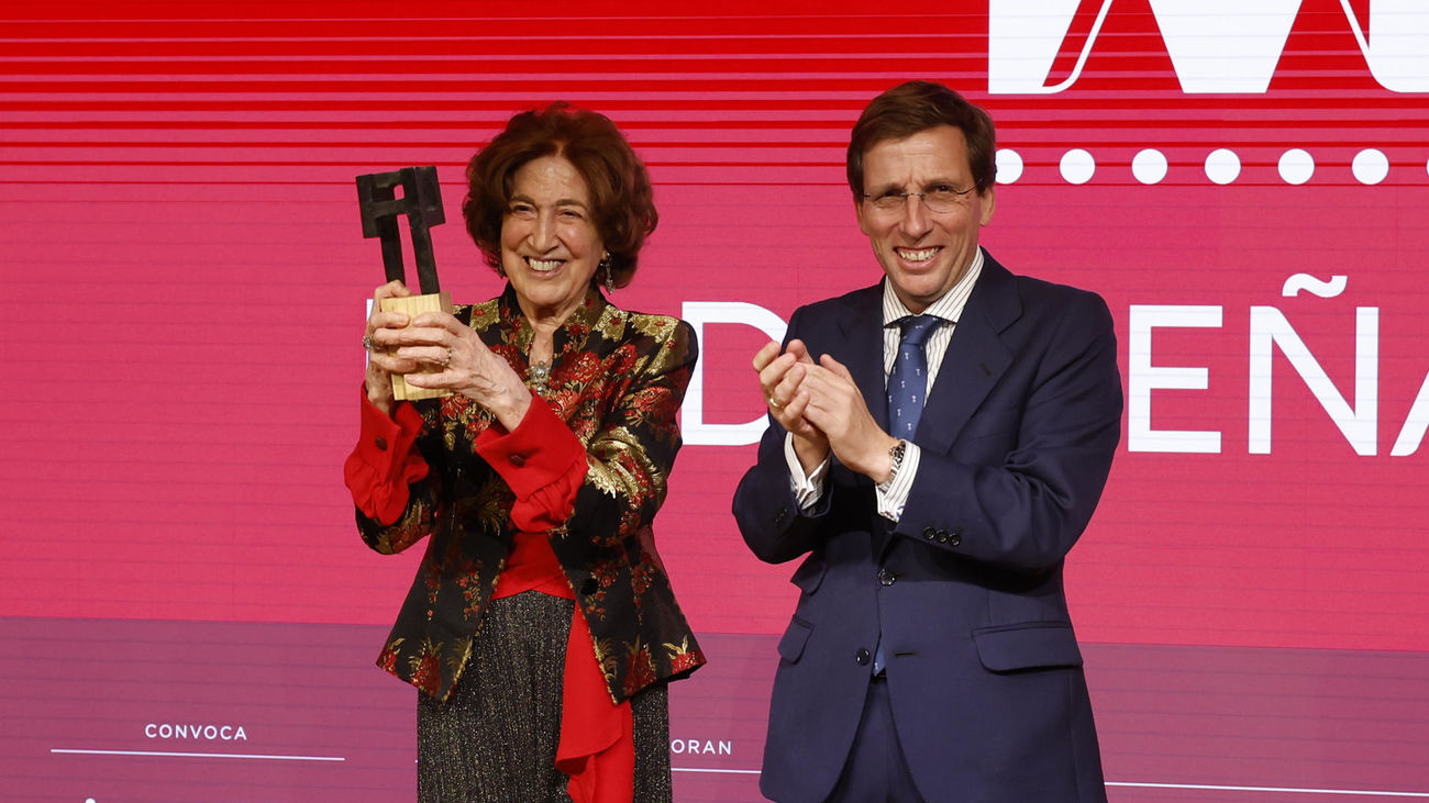 Carmen Iglesias recibe el premio Madrileño del Año de manos del alcalde de Madrid, José Luis Martínez -Almeida