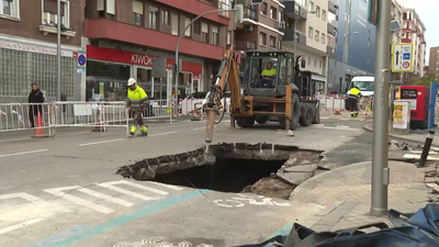 Cortada la circulación en la Avenida de los Toreros por un socavón en la calzada