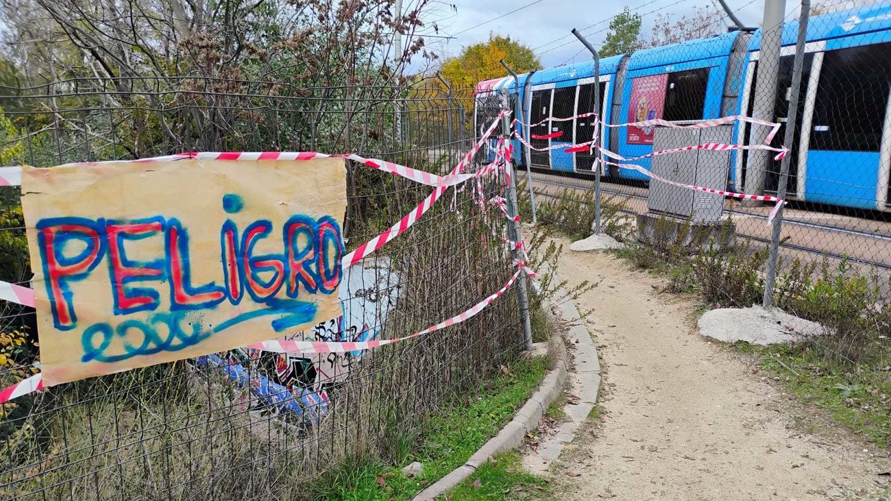 Paso sobre el Arroyo Meaques, pegado a las vías de Metro Ligero, en Pozuelo de Alarcón