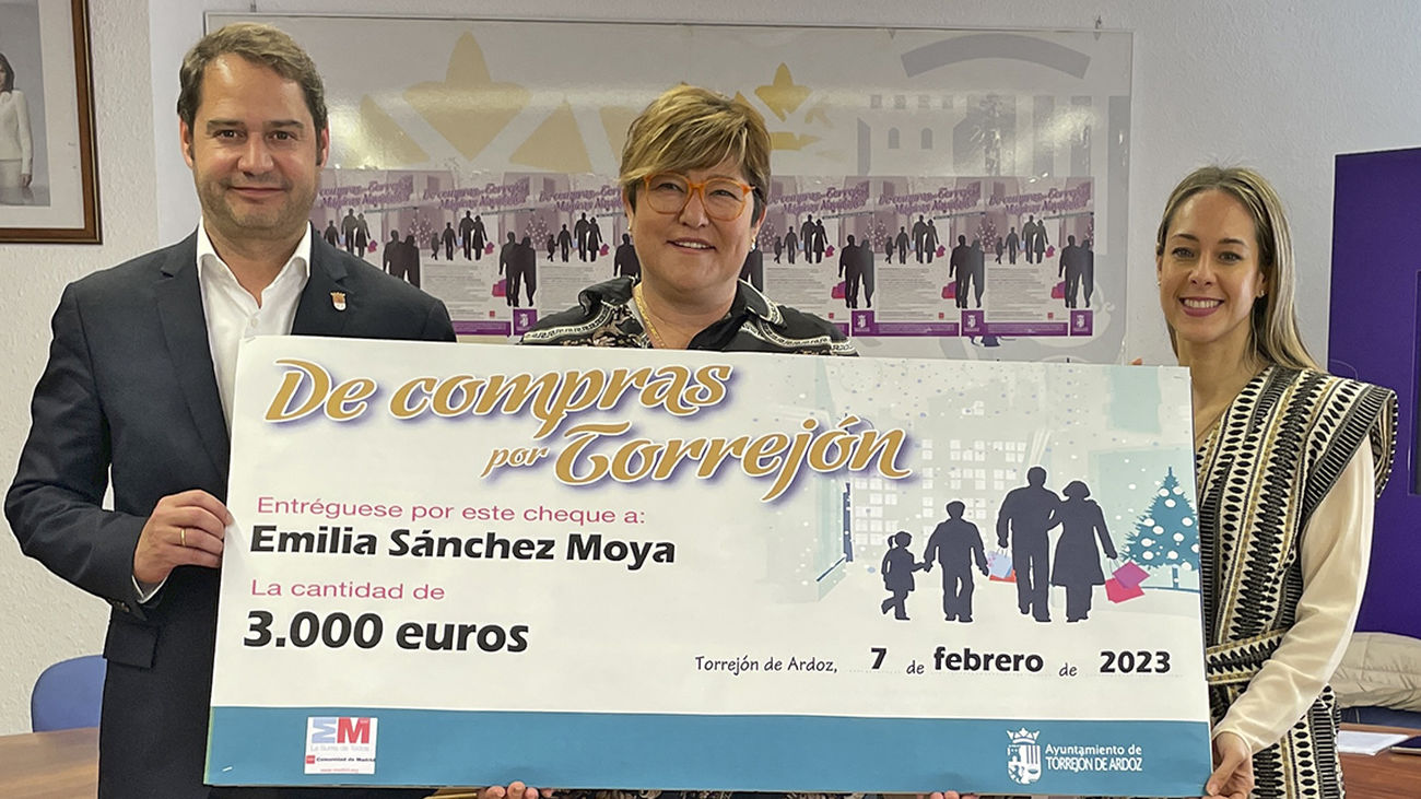 Enmtrega de cheque 'De compras por Torrejón en las Mágicas Navidades' en 2023