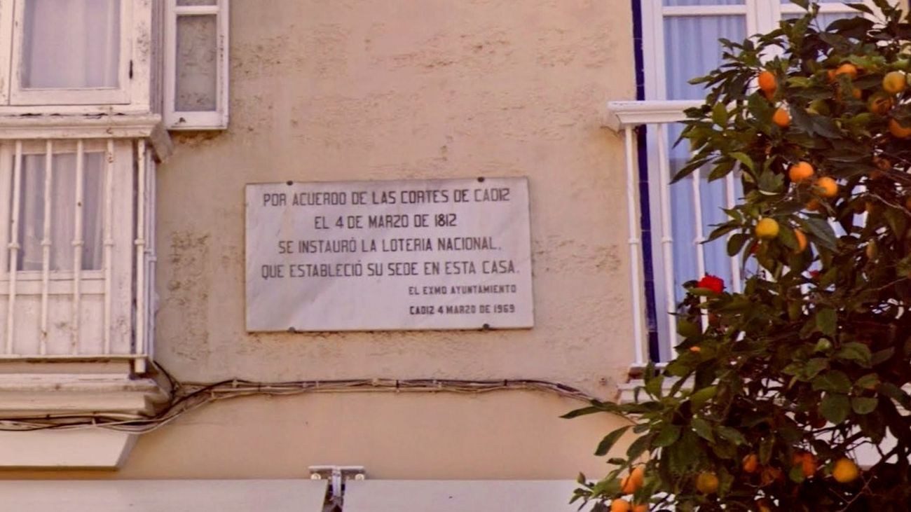 Placa en la Plaza de San Antonio de Cádiz recordando la creación de la Lotería Nacional