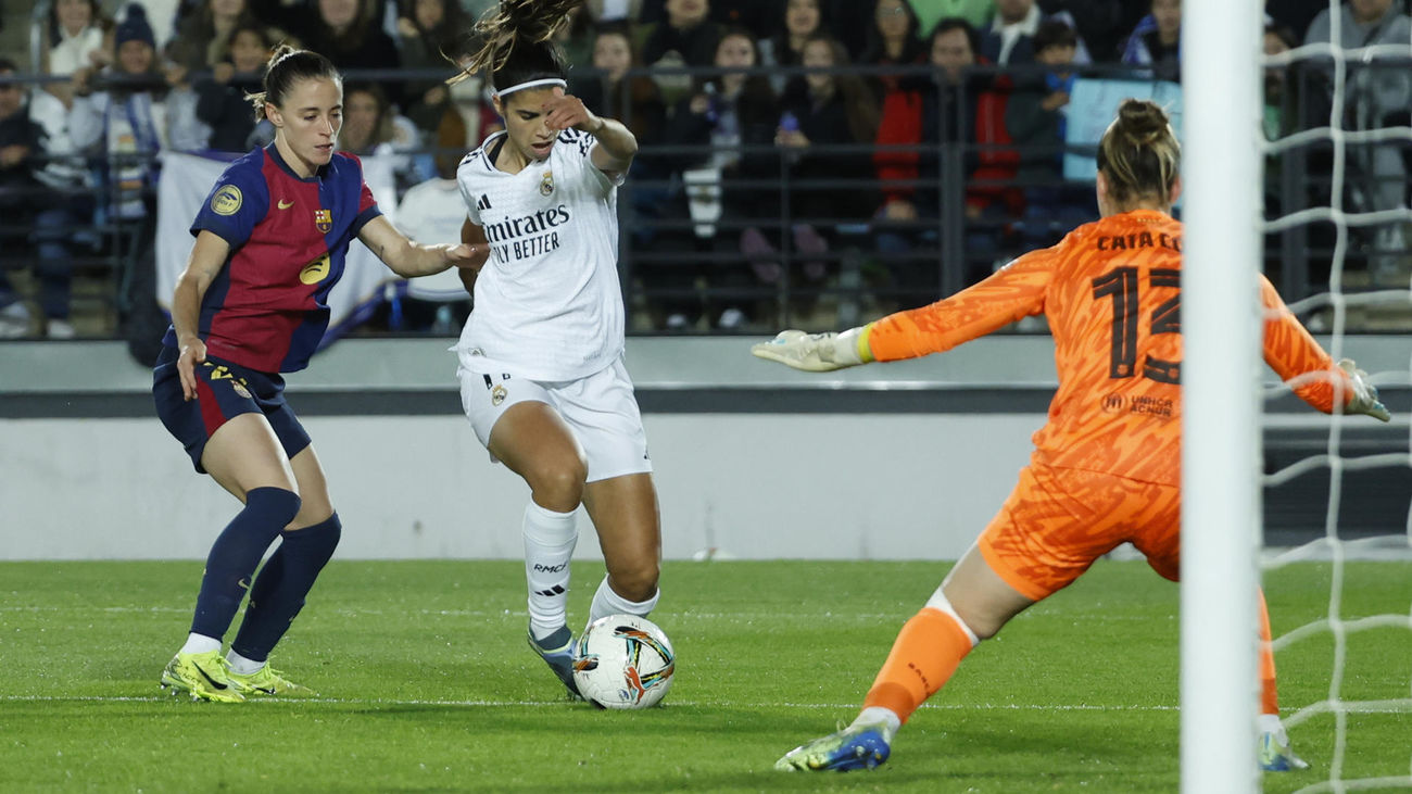 Alba Redondo ante el Barcelona