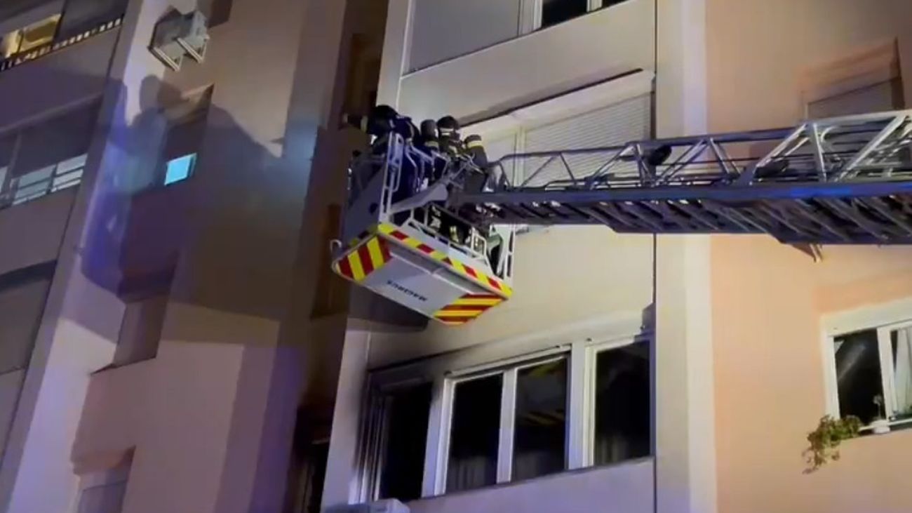 Bomberos en labores del extinción del incendio en una vivienda en Carabanchel