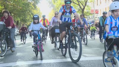 Una 'bicifestación' recorre Delicias para pedir un carril bici que conecte el barrio con el centro