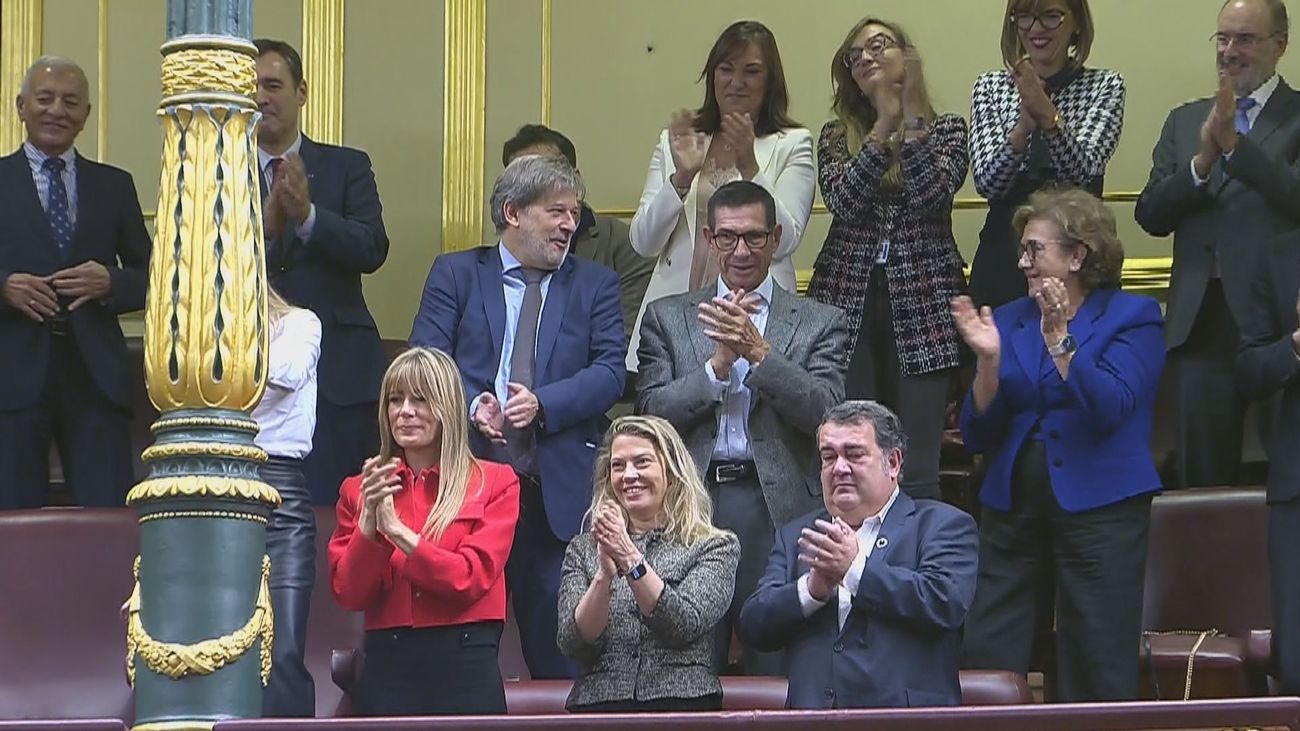 Begoña Gómez con Cristina Alvarez en la tribuna de invitados del Congreso de los Diputados