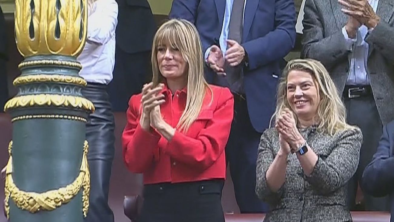 Begoña Gómez con Cristina Alvarez en la tribuna de invitados del Congreso de los Diputados