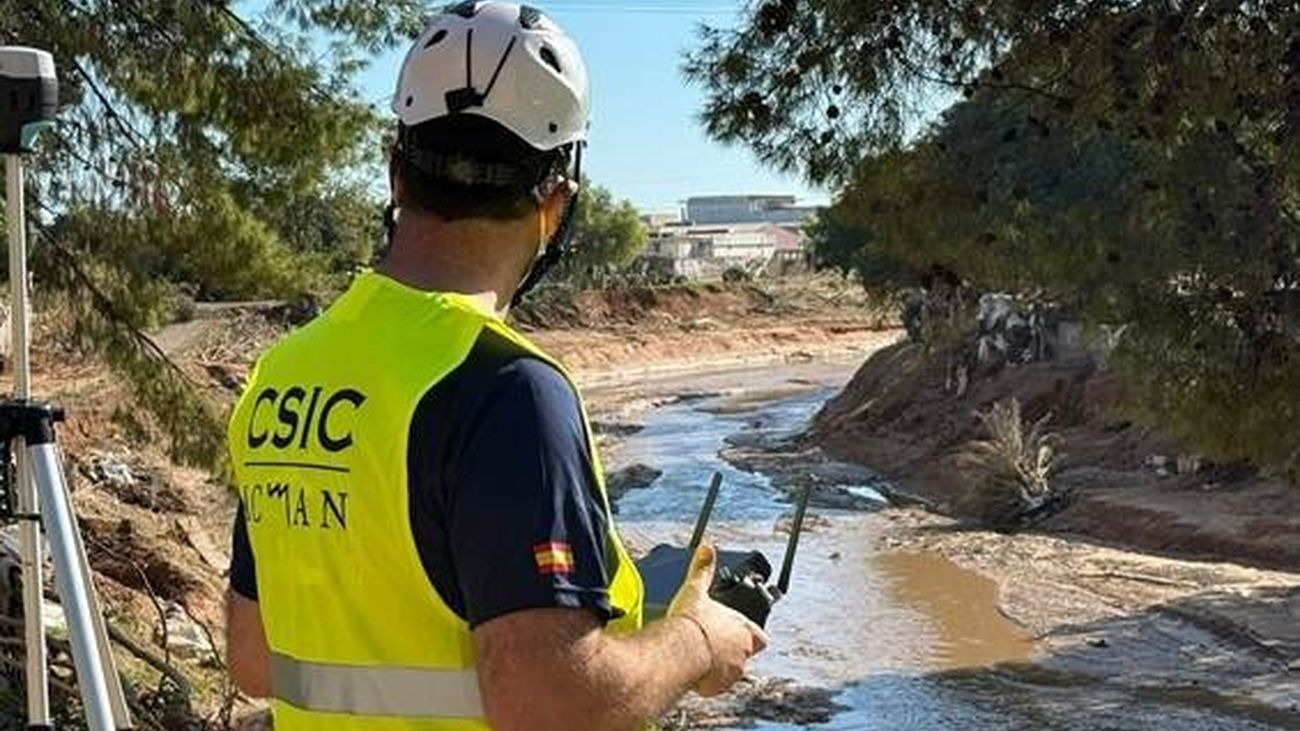 Un investigador del ICMAN-CSIC analiza con un dron zonas afectadas por la DANA