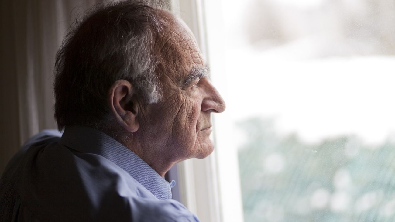 Una persona mira a través de una ventana