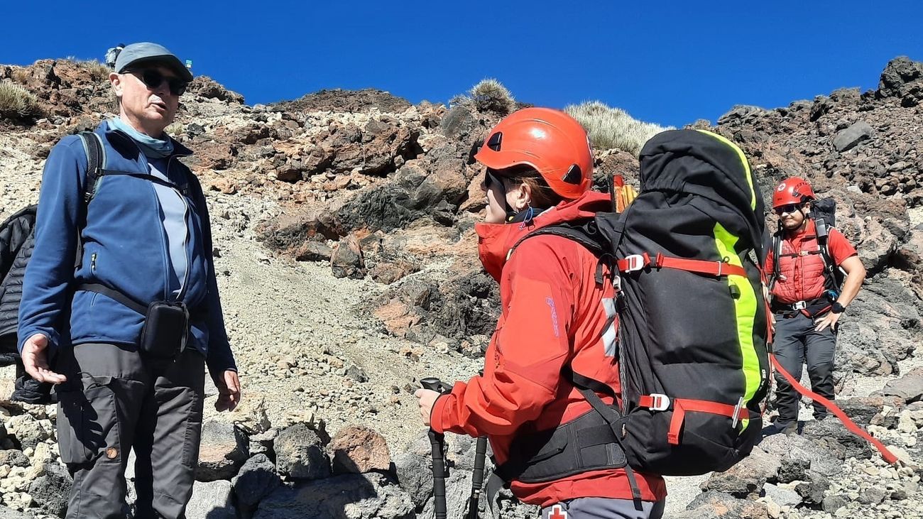 Efectivos de Cruz Roja localizan a senderistas en plena subida al pico del Teide