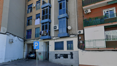 Sin luz en el 'bloque azul', el edificio ocupado de Pintor Sorolla, en Vallecas