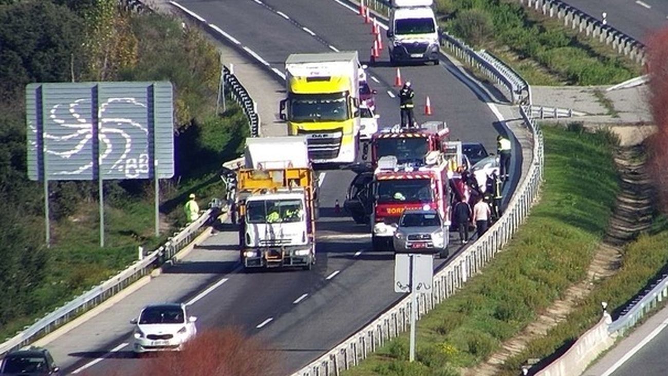 Tramo de la A-1, en La Cabrera, con ocupación parcial de la calzada por los equipos de emergencia