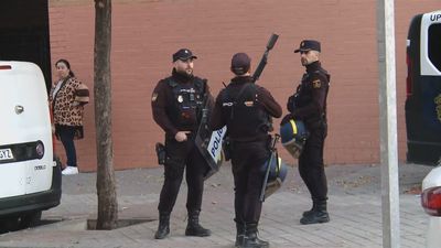 Intervención policial en el lugar del tiroteo contra la Policía en Valdebernardo