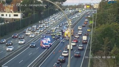 Un accidente con 7 vehículos implicados y 3 heridos obliga a cortar el carril BUS-VAO de la A-6 en Madrid