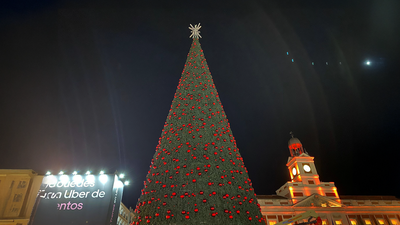 Finaliza el montaje del árbol de Navidad de la Puerta del Sol en Madrid