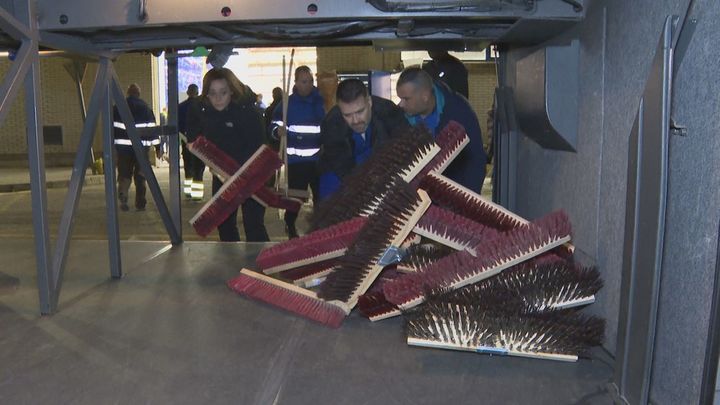 55 voluntarios de Metro de Madrid salen hacia Valencia para ayudar tras la DANA