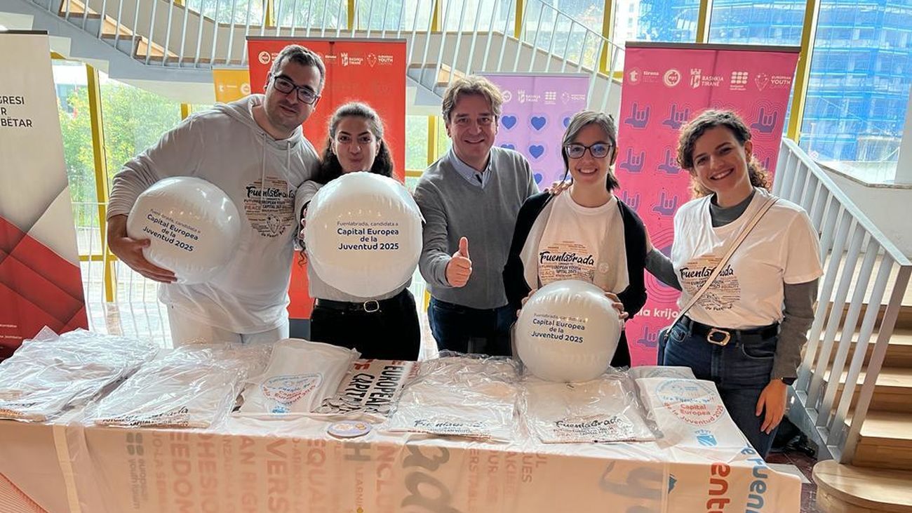 El alcalde de Fuenlabrada (centro) durante la campaña de 2022 para optar a la capitalidad juvenil europea