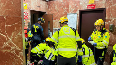 Un trabajador herido grave al quedar atrapado por el contrapeso de un ascensor en el que trabajaba