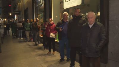 Madrugones para comprar en Madrid lotería de Navidad: "Si toca me compro un piso"