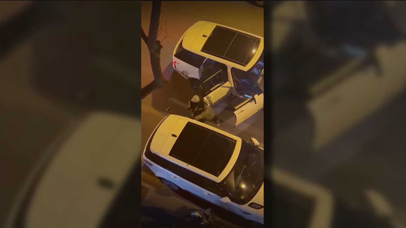 Un hombre roba en un vehículo en la calle