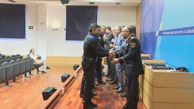 131 policías municipales de Madrid reciben la Cruz de San Juan por sus 25 años de servicio