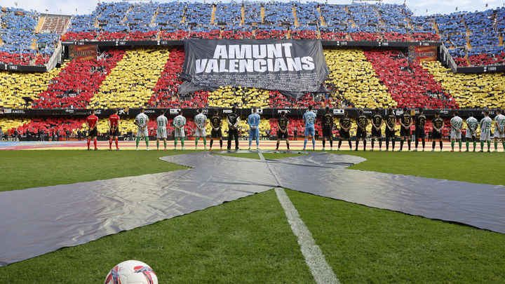 Mestalla homenajea a las víctimas con tifo de Senyera y el lema 'Amunt Valencians'