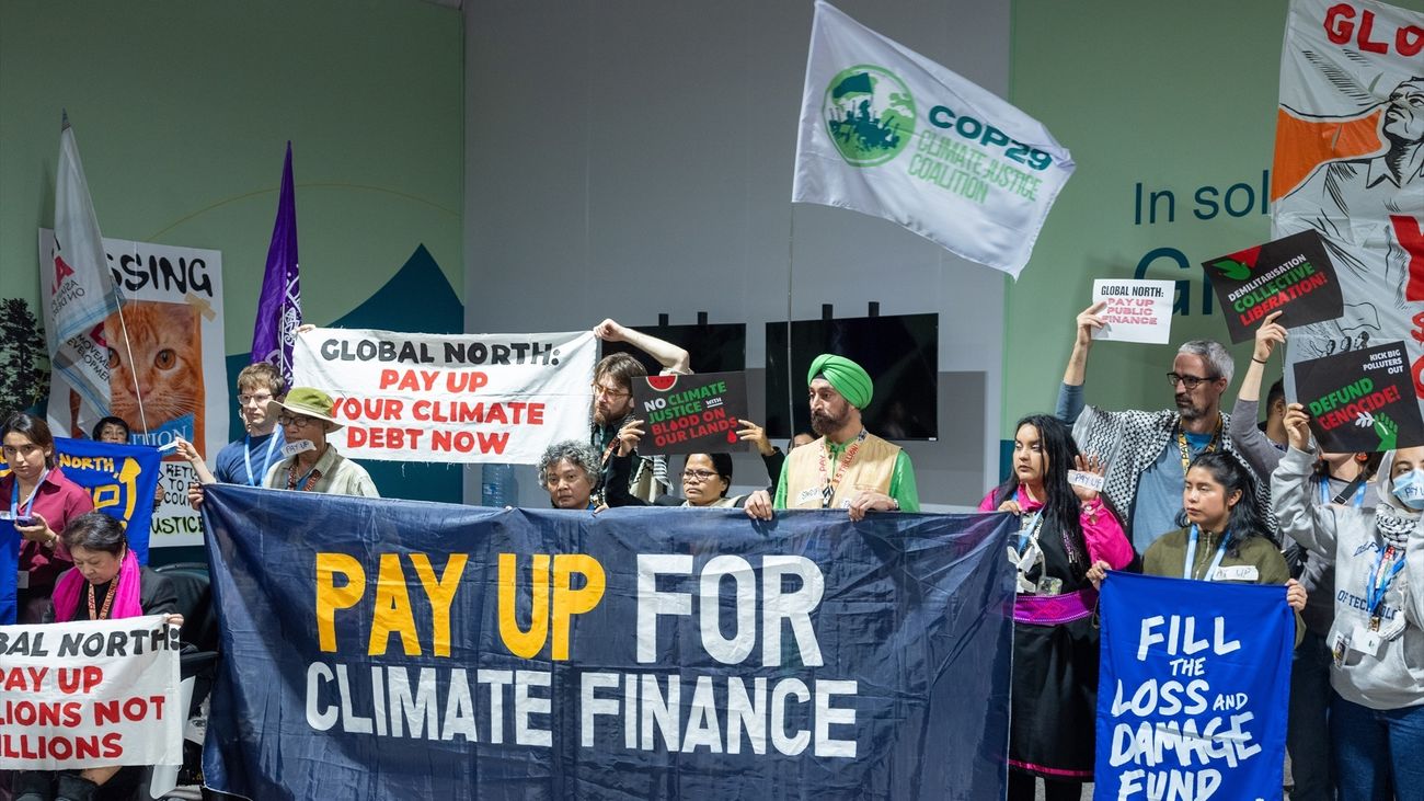 Protesta de activistas climáticos en la COP29