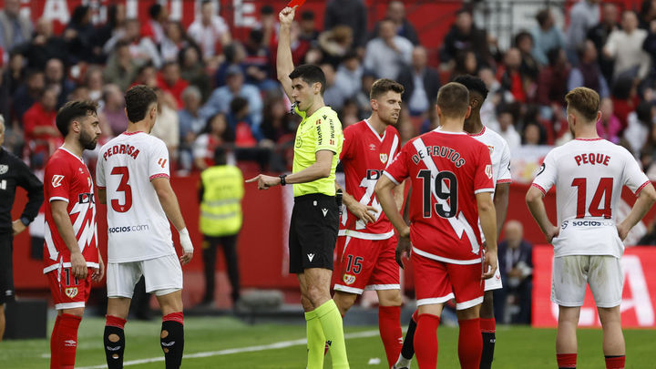 1-0. La expulsión de Unai López allana la victoria del Sevilla ante el Rayo