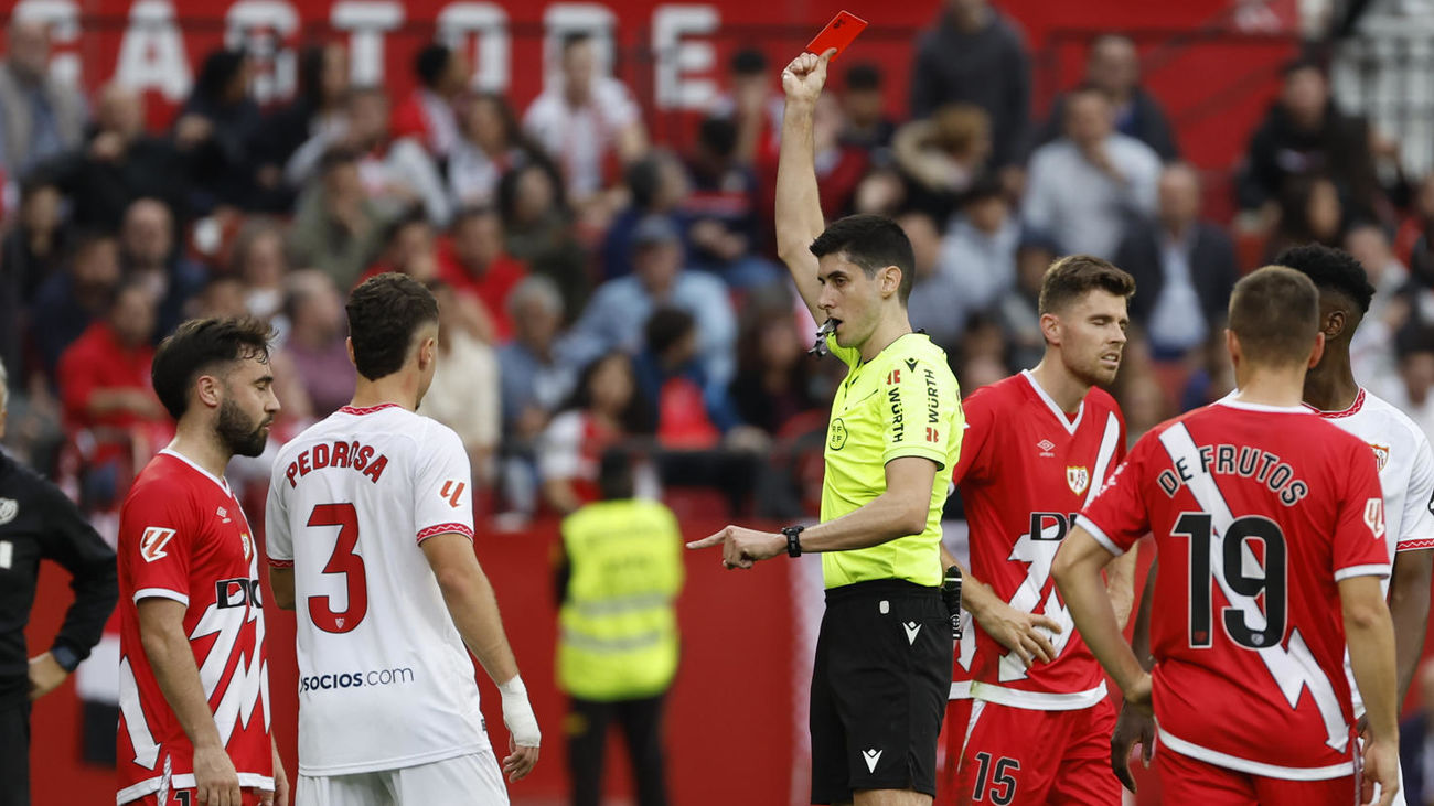 El centrocampista del Rayo Vallecano Unai López ve la tarjeta roja durante el partido en Sevilla