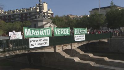 Varios colectivos protestan contra la "contaminación lumínica" de un tramo de Madrid Río