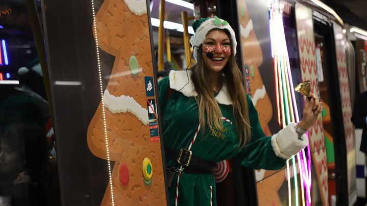 Una elfa en el Tren de la Navidad