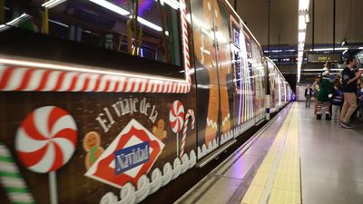 Tren de la Navidad: La música, la magia, los elfos y hasta Papá Noel ya viajan en Metro en Madrid