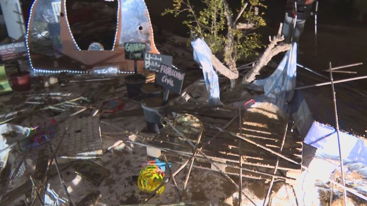 Un albergue de Madrid monta un belén con objetos de las riadas en homenaje a los afectados de la DANA